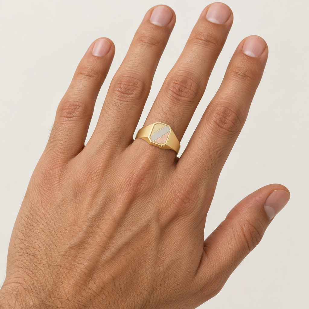 Anello uomo indossato a sigillo rettangolare lucido e satinato oro tricolore 18kt