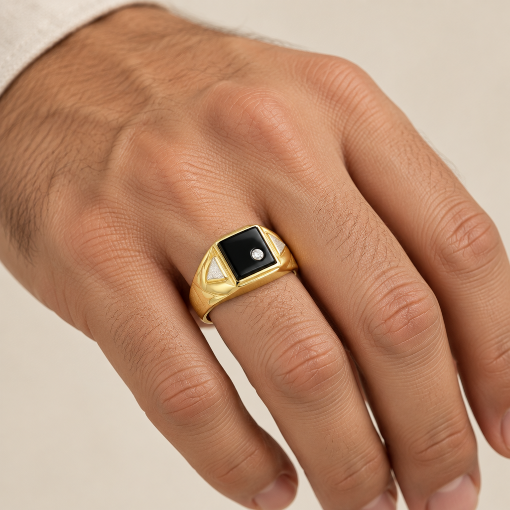 Anello uomo indossato a sigillo quadrato con onice e zircone oro giallo 18kt
