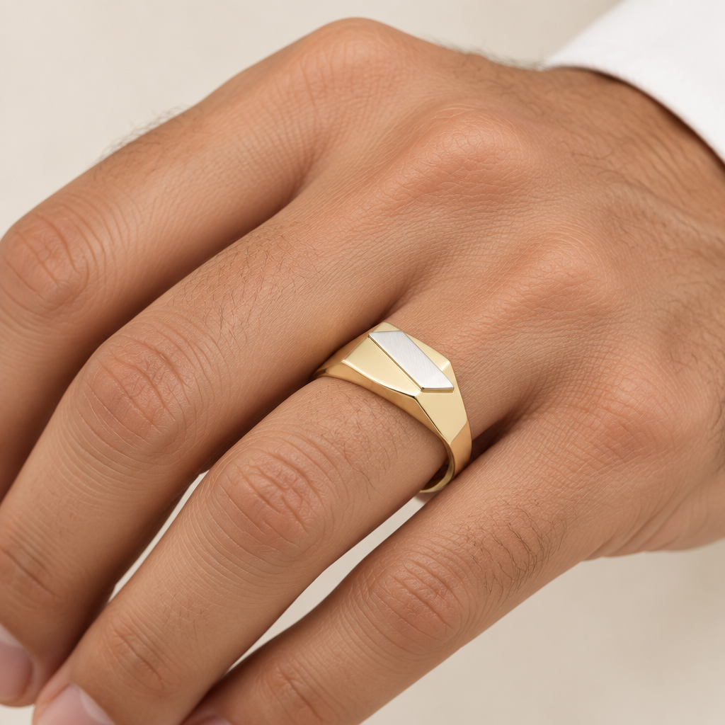 Anello uomo indossato a sigillo rettangolare lucido e satinato oro giallo e bianco 18kt