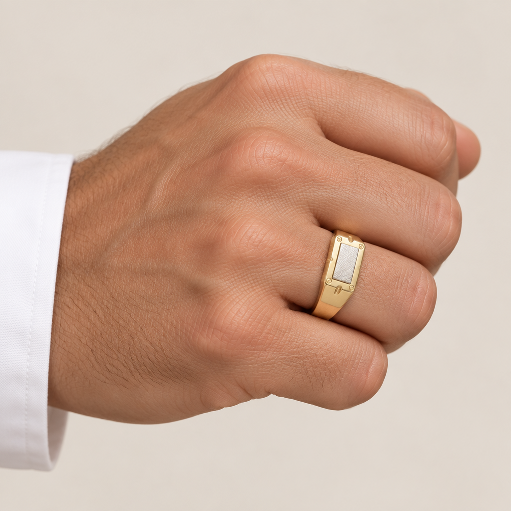 Anello uomo indossato a sigillo rettangolare scatolato oro giallo e bianco 18kt