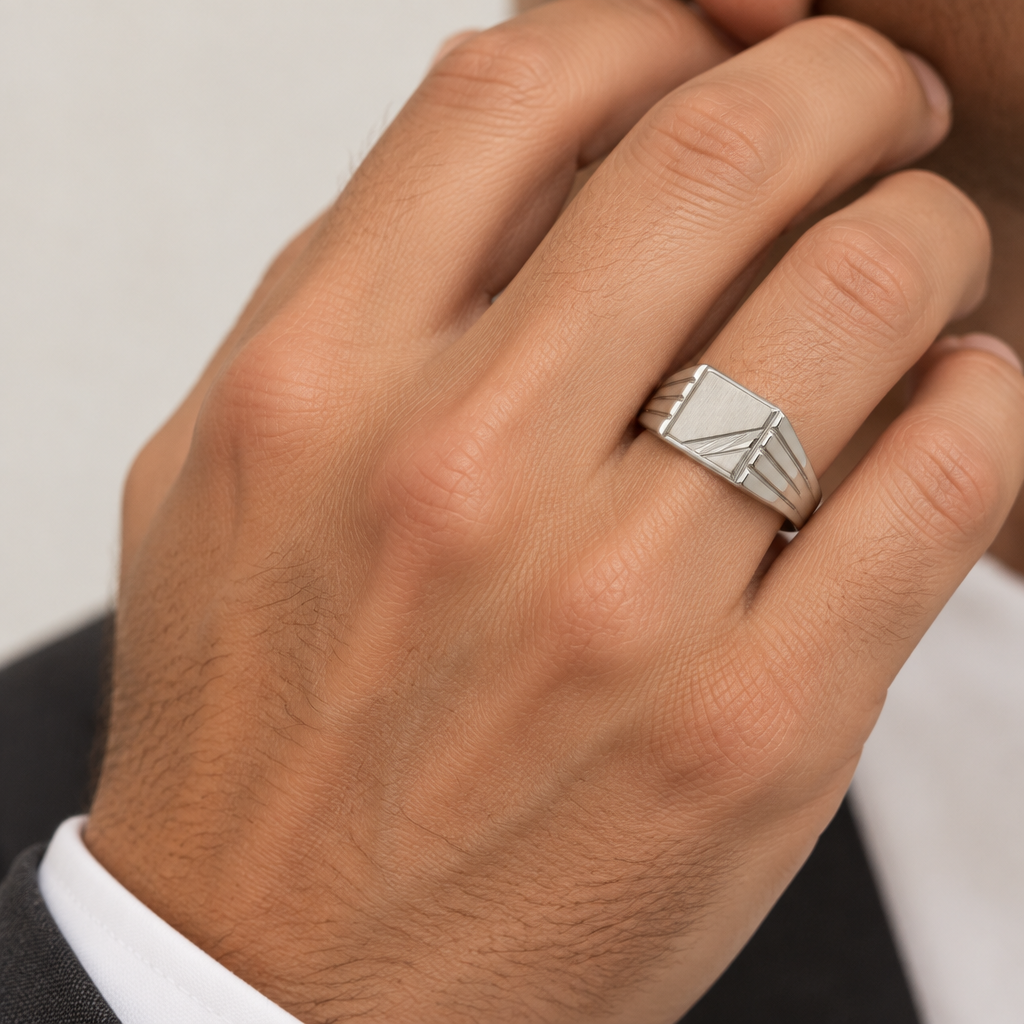 Anello uomo indossato a sigillo rettangolare lucido e satinato oro bianco 18kt