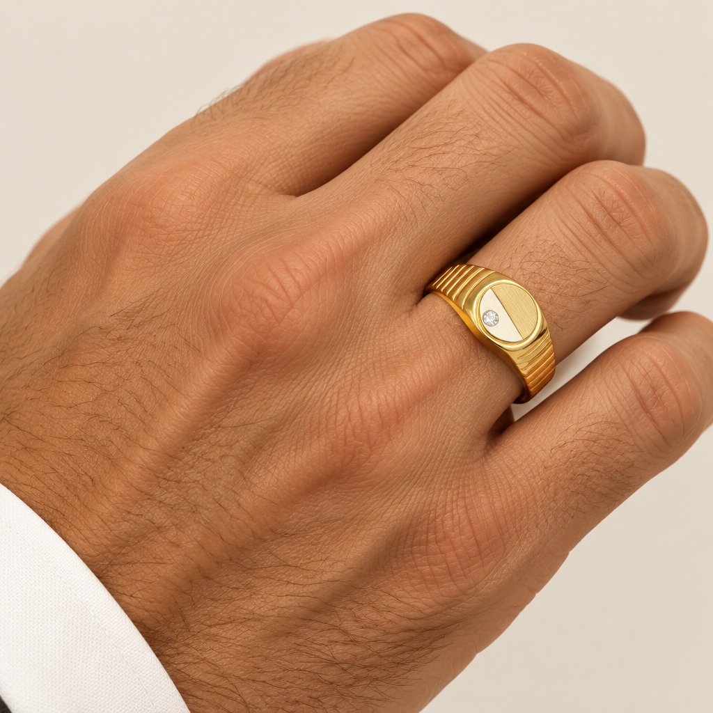 Anello uomo indossato a sigillo ovale con zircone oro giallo e bianco 18kt
