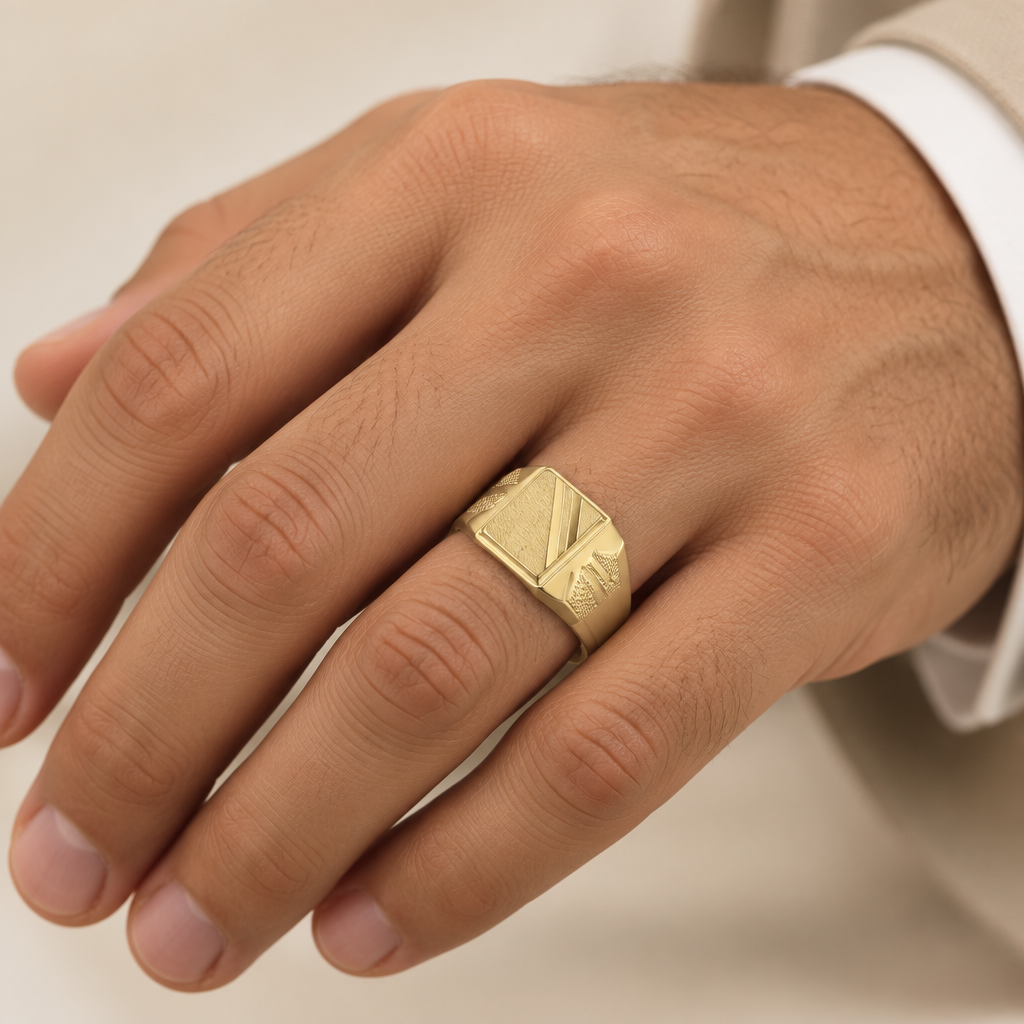 Anello uomo indossato a sigillo rettangolare con lati puntinati oro giallo 18kt