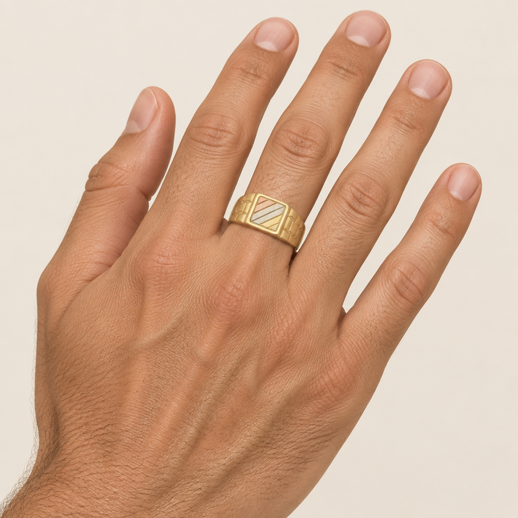 Anello uomo indossato a sigillo quadrato oro tricolore 18kt