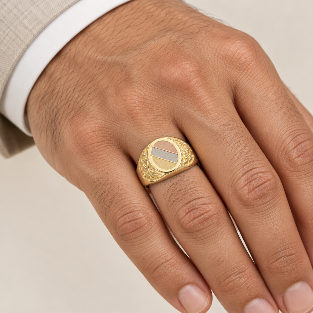 Anello uomo indossato a sigillo ovale oro tricolore 18kt