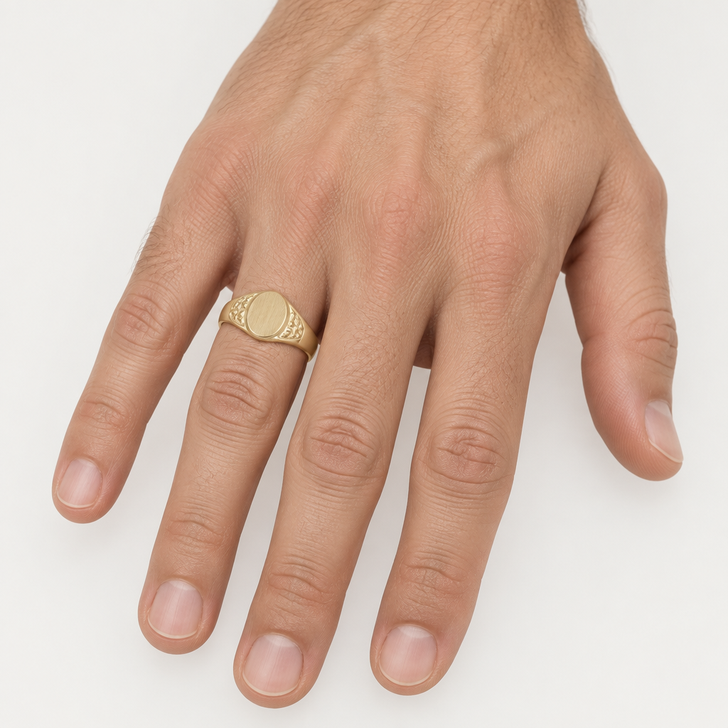 Anello uomo indossato a sigillo ovale satinato oro giallo 18kt