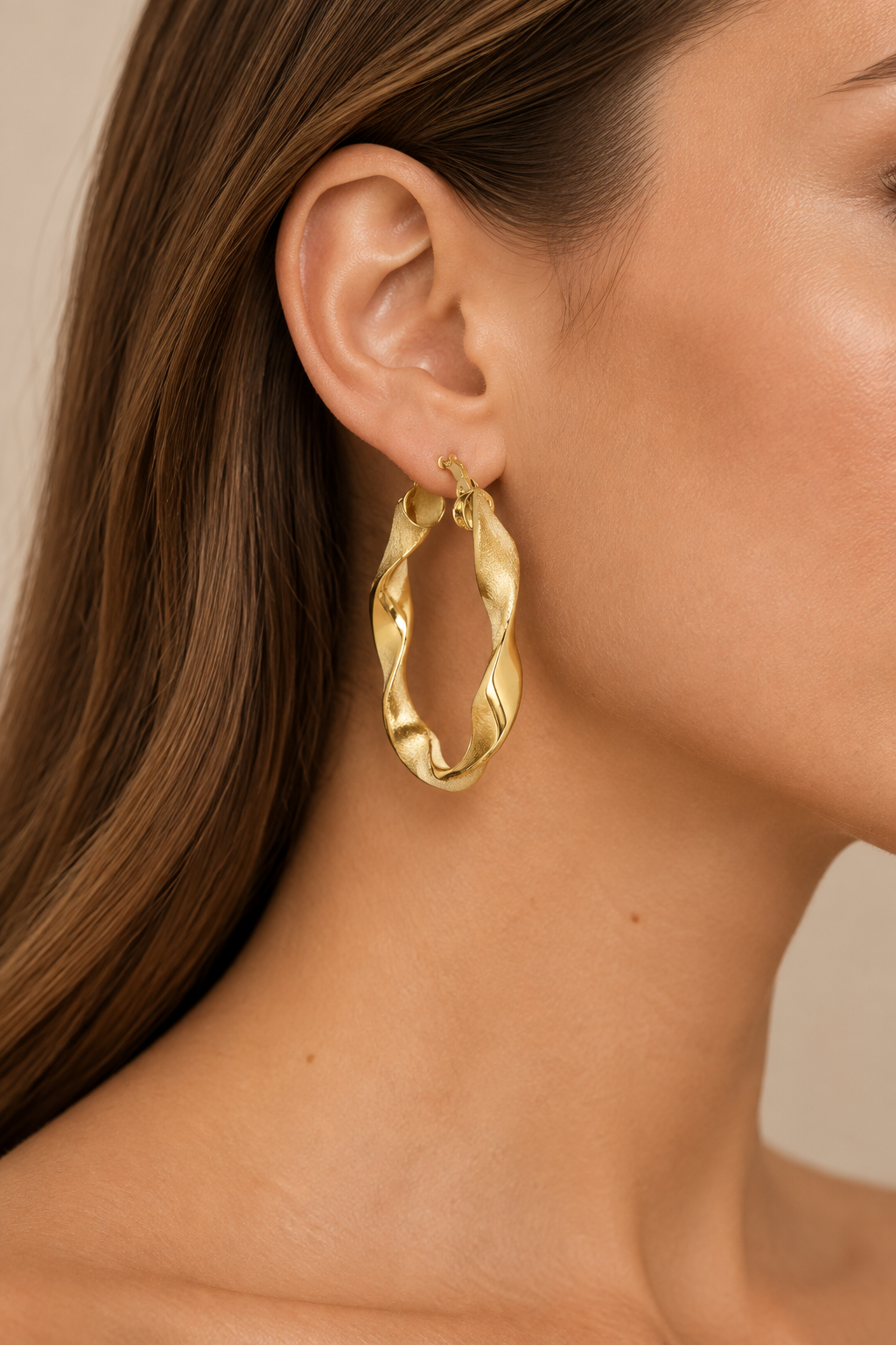 Orecchini a cerchio torchon lucidi e satinati oro giallo 18kt Ø 3cm indossati