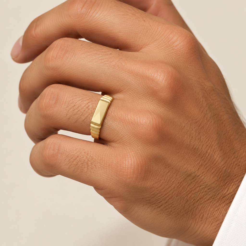 Anello uomo indossato a sigillo rettangolare allungato oro giallo 18kt