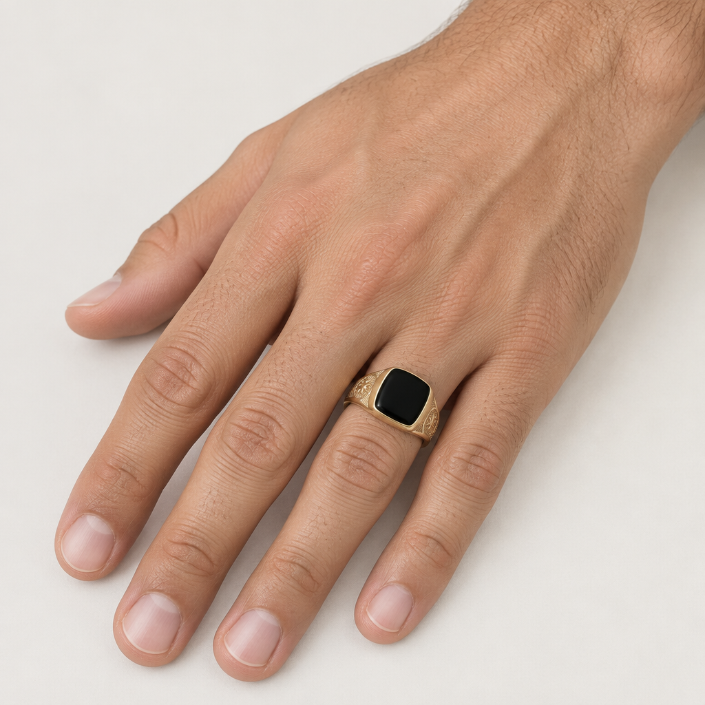 Anello uomo indossato a sigillo rettangolare con onice bombata oro giallo 18kt