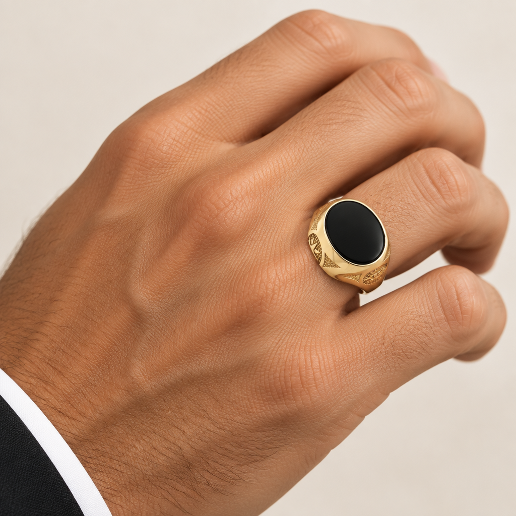 Anello uomo indossato a sigillo ovale con onice bombata oro giallo 18kt