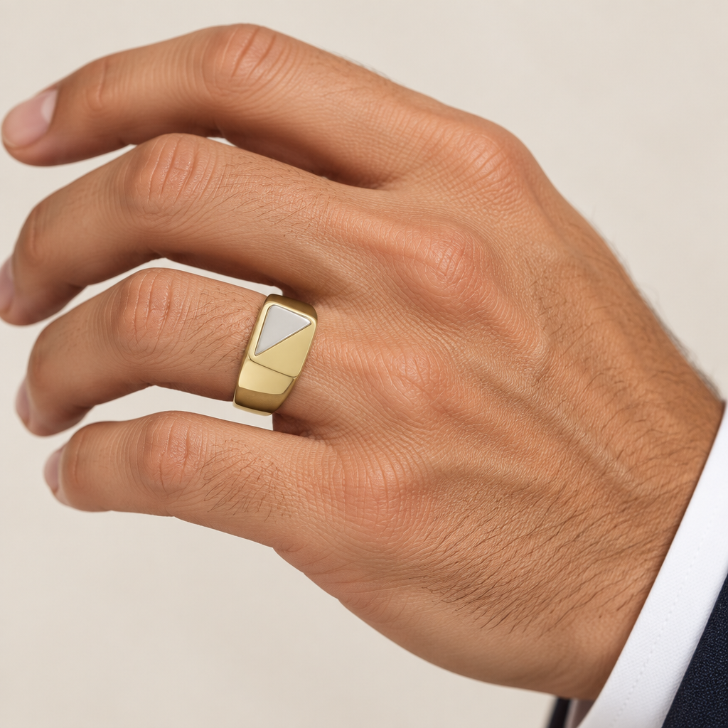 Anello uomo indossato a sigillo quadrato oro giallo e bianco 18kt