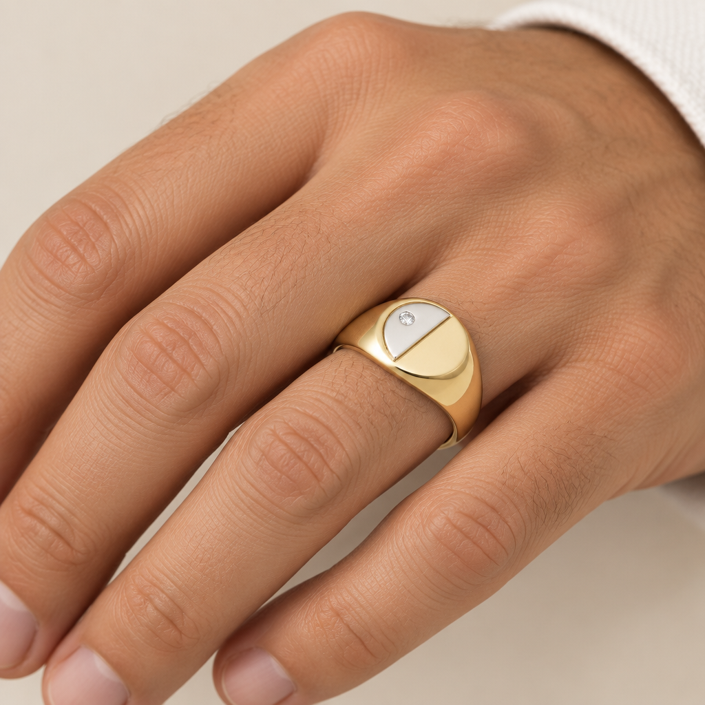 Anello uomo indossato a sigillo tondo con zircone oro giallo e bianco 18kt