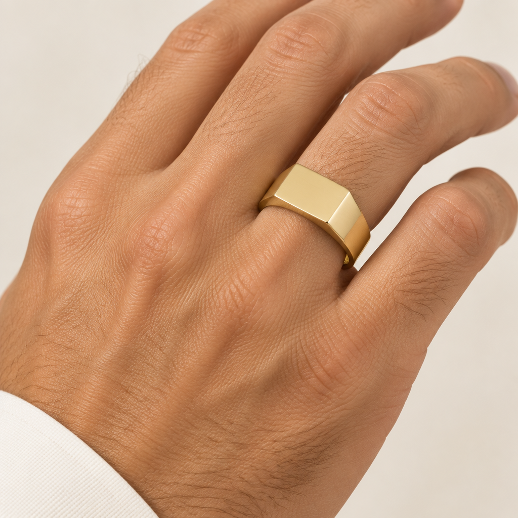 Anello uomo indossato a sigillo rettangolare liscio oro giallo 18kt