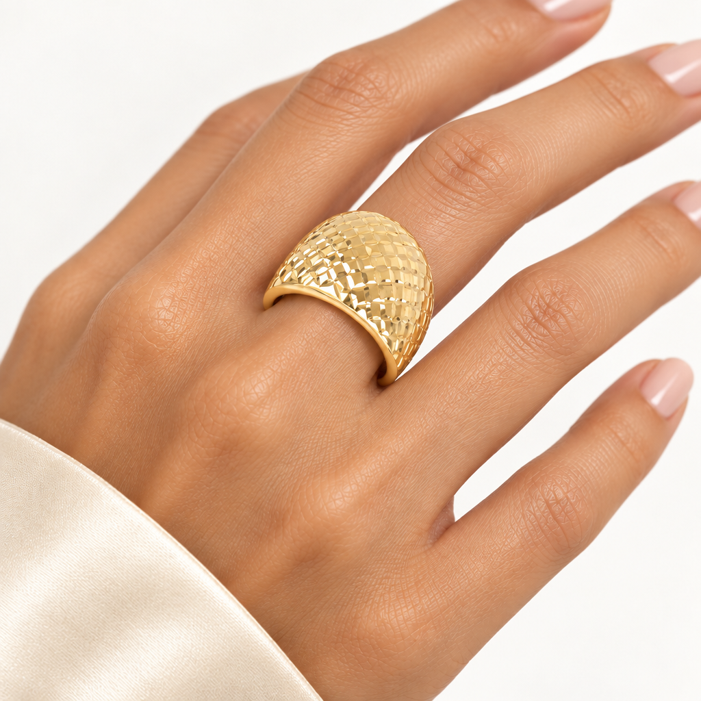 Anello a fascia larga lucido e diamantato oro giallo 18kt 17mm indossato