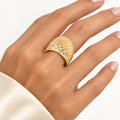 Anello a fascia larga lucido e diamantato oro giallo 18kt 17mm indossato