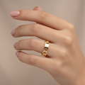 Anello a lastra traforato e martellato oro giallo 18kt indossato