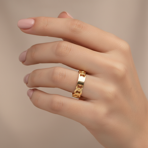 Anello a lastra traforato e martellato oro giallo 18kt indossato