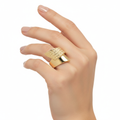Anello a fascia larga lucido e diamantato oro giallo 18kt indossato, vista laterale