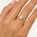 Anello solitario fantasia indossato