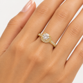 Anello solitario indossato