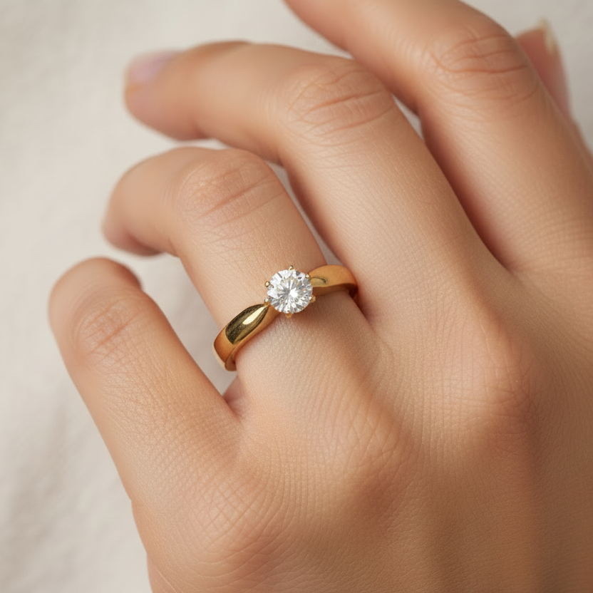 Anello solitario classico 6 griffe in oro giallo 18kt indossato