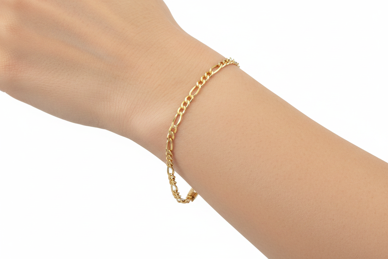 Bracciale Figaro indossato su polso unisex