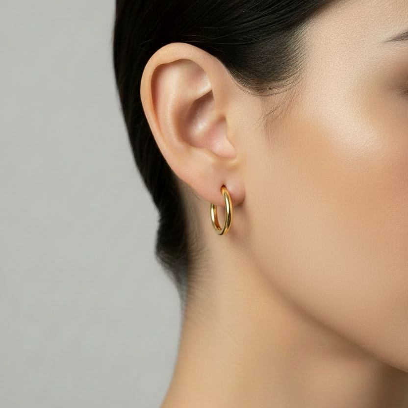 Orecchini a cerchio canna tonda 3mm oro giallo 18kt Ø 1cm indossato