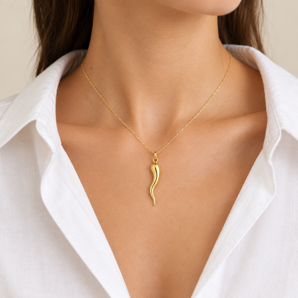 Pendente corno napoletano mis. 4 oro giallo 18kt indossato