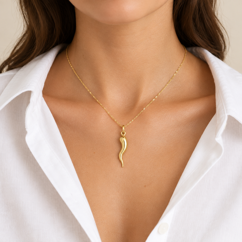 Pendente corno napoletano mis. 3 oro giallo 18kt indossato