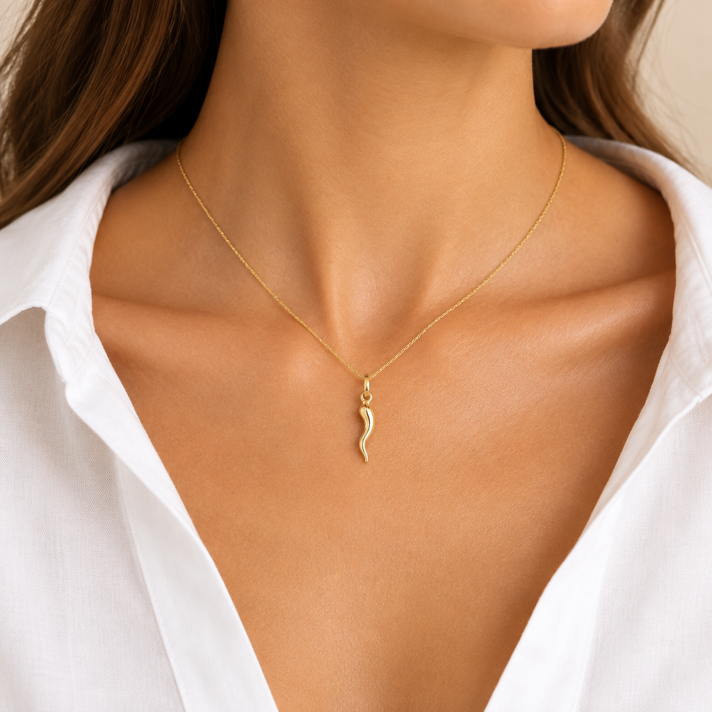 Pendente corno napoletano mis. 1 oro giallo 18kt indossato