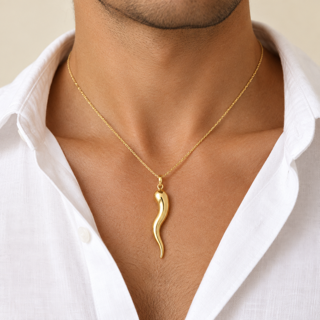 Pendente corno napoletano mis. 5 oro giallo 18kt indossato
