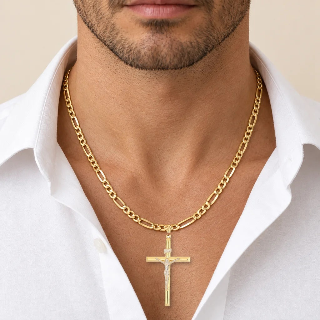 Croce scatolata con Cristo bicolore oro 18kt 3,1x4,6cm con catena figaro 4mm 50cm indossata