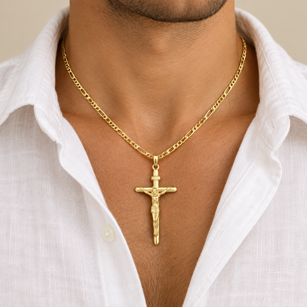 Croce stampata con Cristo oro giallo 18kt 2,6x3,9cm indossata con catena figaro