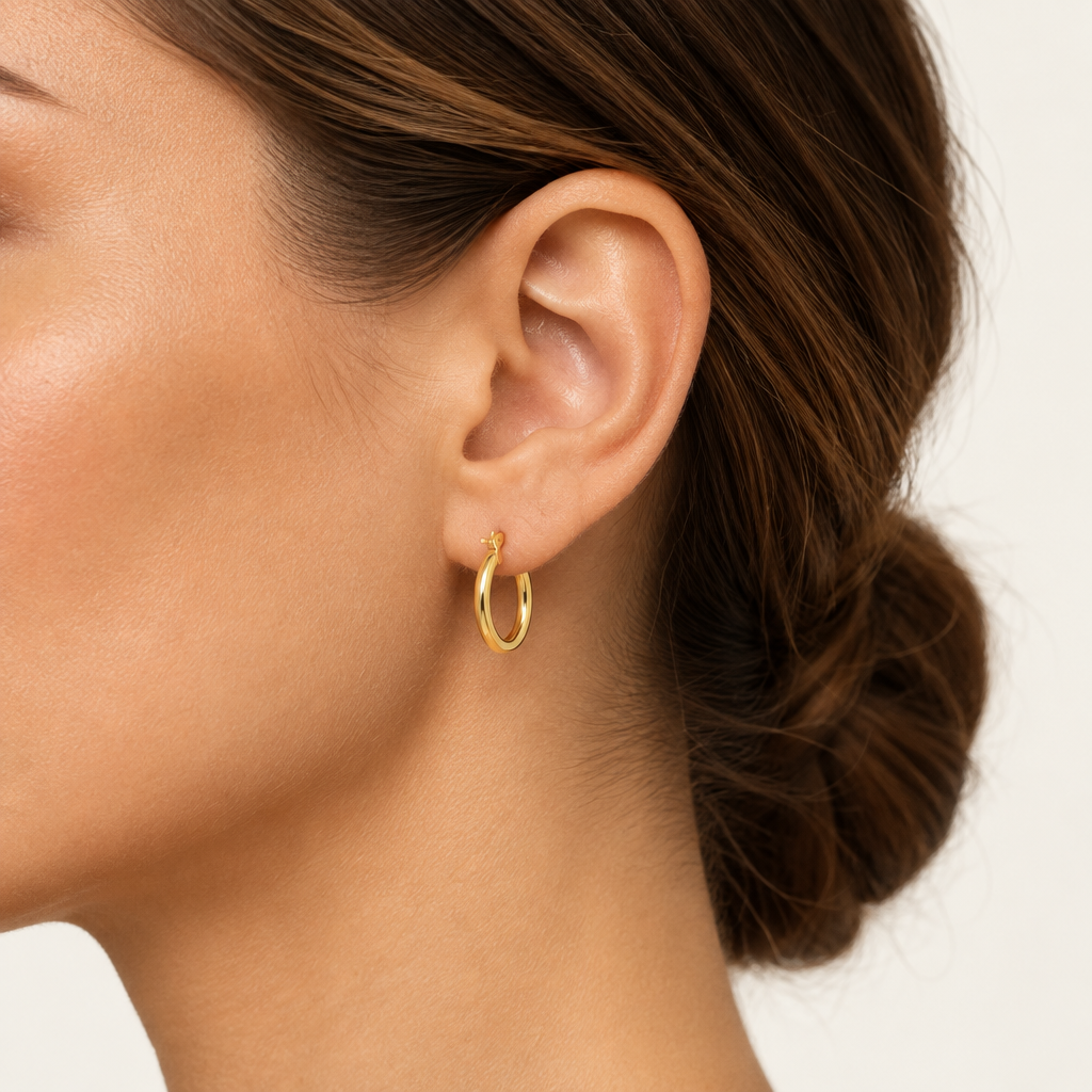 Orecchini a cerchio canna tonda 2mm oro giallo 18kt Ø 1cm indossato
