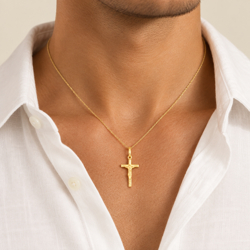 Croce scatolata con Cristo oro giallo 18kt 1,2x1,9cm indossato