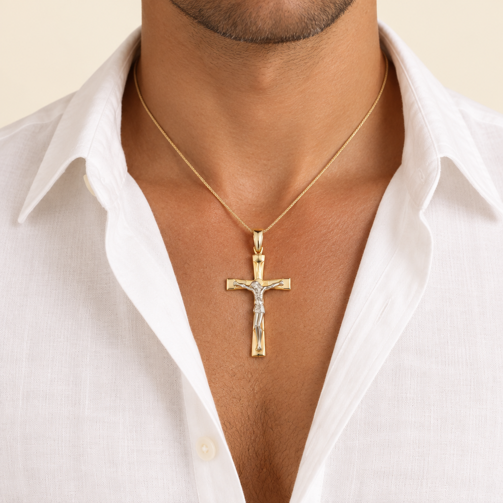 Croce scatolata con Cristo oro bianco e giallo 18kt 2,7x4,2cm indossato