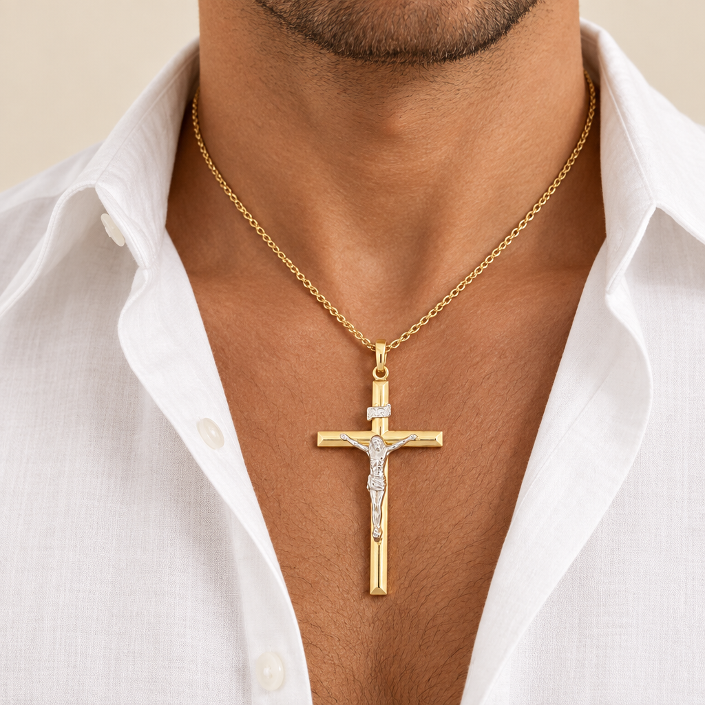 Croce scatolata con Cristo oro bianco e giallo 18kt 3,1x4,6cm indossato