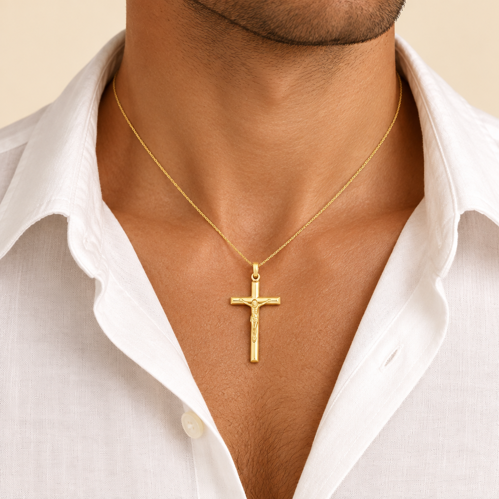 Croce scatolata con Cristo oro giallo 18kt 2x3,1cm indossato