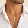 Croce stampata con Cristo oro bianco e giallo 18kt 2x3cm indossato