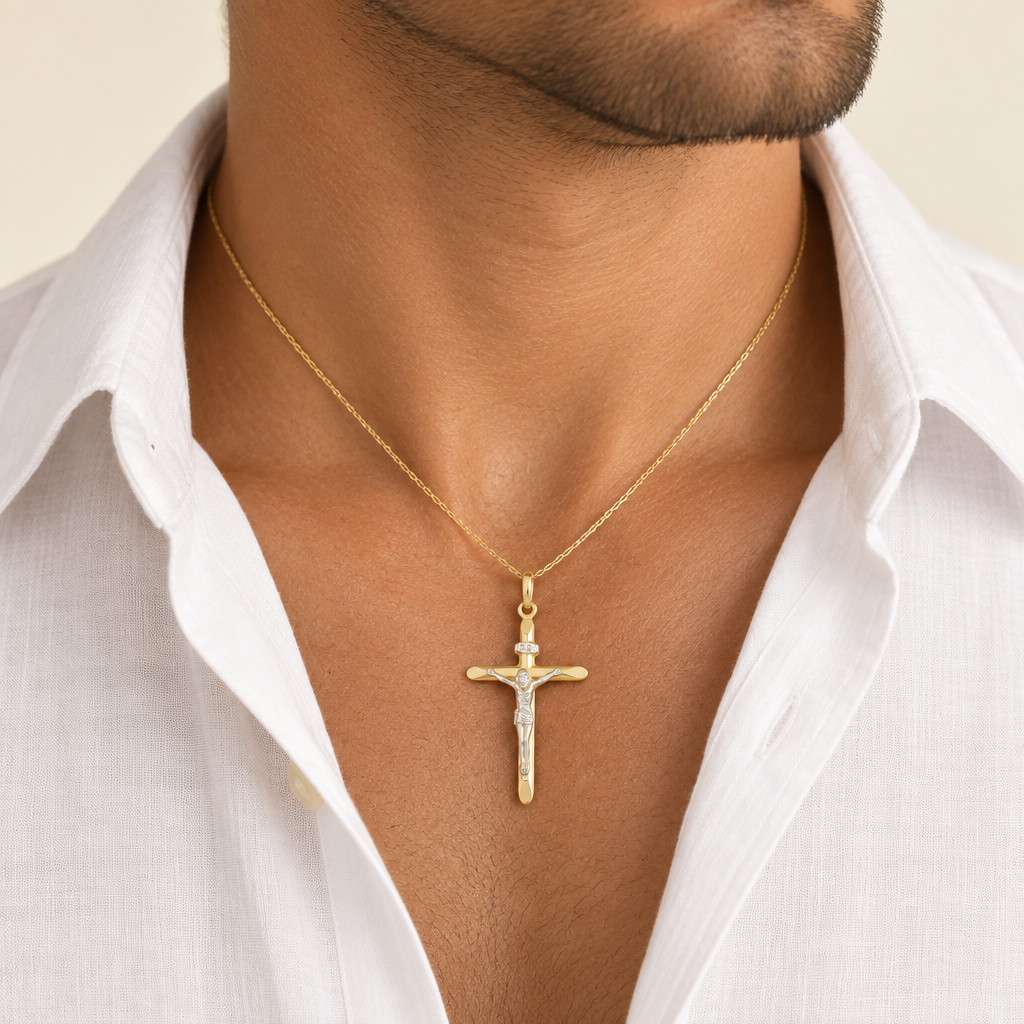 Croce stampata con Cristo oro bianco e giallo 18kt 2x3cm indossato