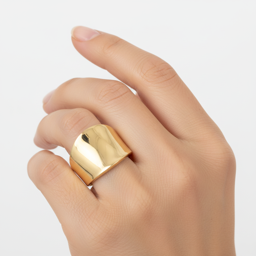 Anello a lastra bombata oro 18kt giallo indossato