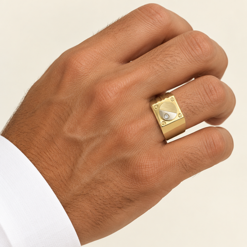 Anello a scudo con zircone oro bianco e giallo 18kt indossato
