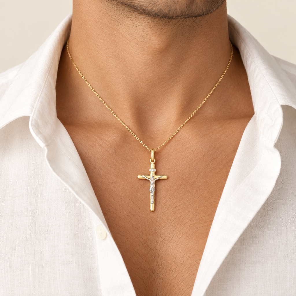 Croce scatolata con Cristo oro bianco e giallo 18kt 2x3cm indossato