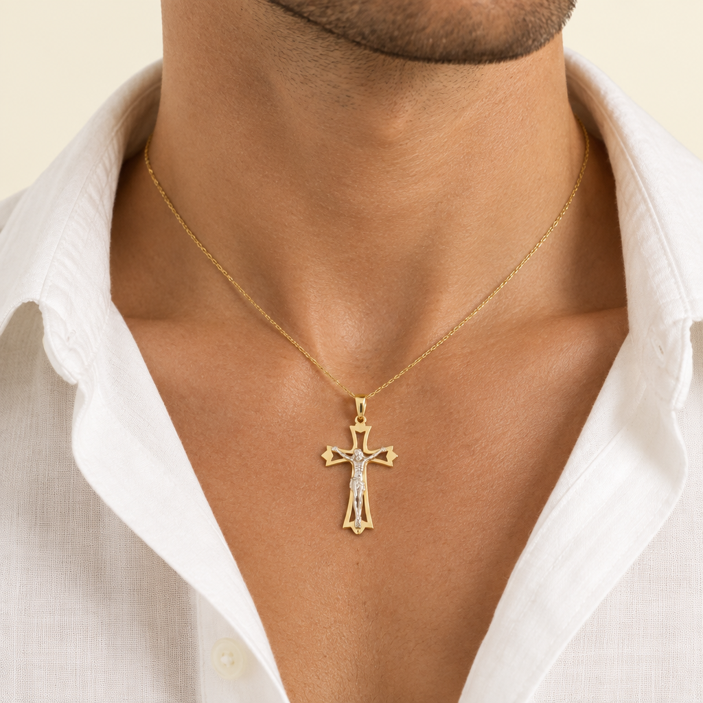 Croce a lastra traforata con Cristo oro bianco e giallo 18kt 2x2,4cm indossato