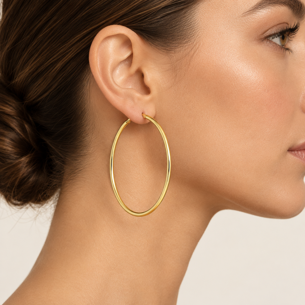 Orecchini a cerchio canna tonda 2mm oro giallo 18kt Ø 5cm indossato