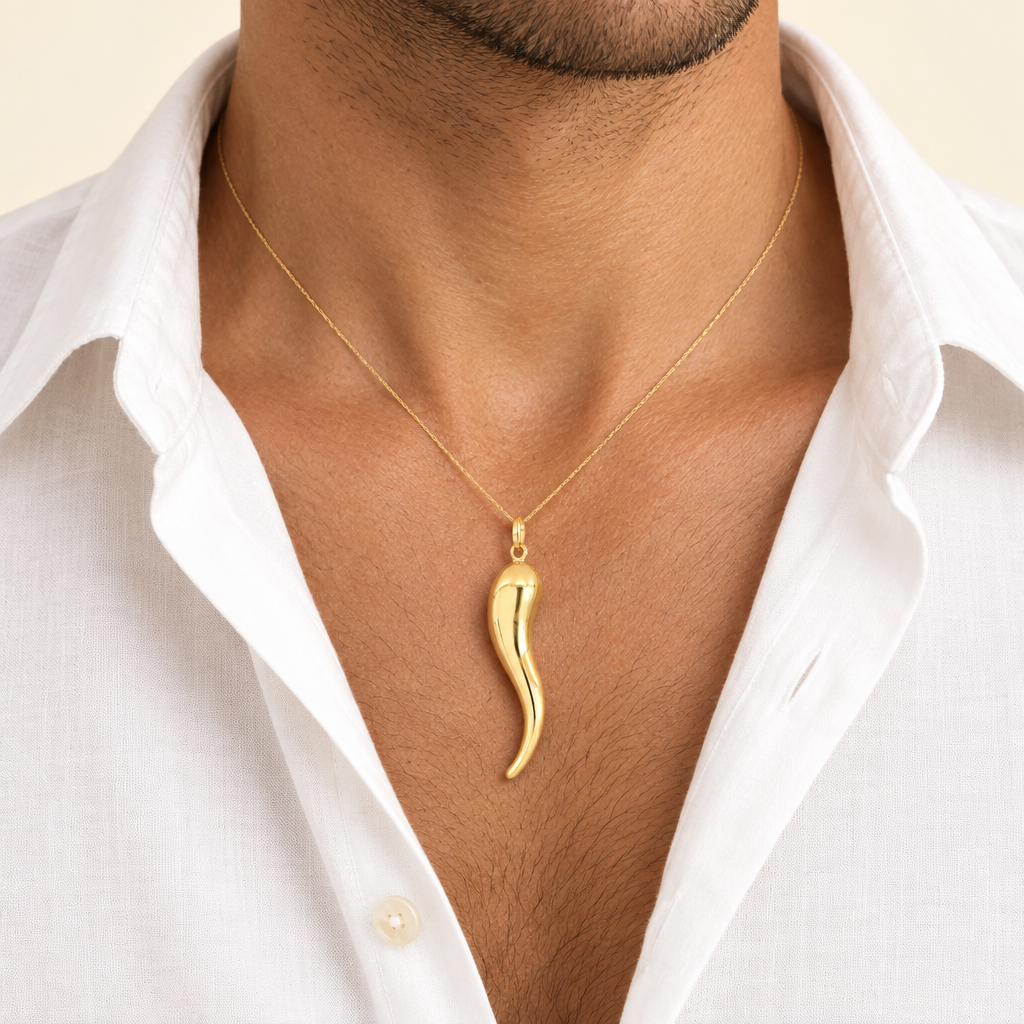 Pendente corno napoletano mis. 7 oro giallo 18kt 1,2x4,9cm indossato