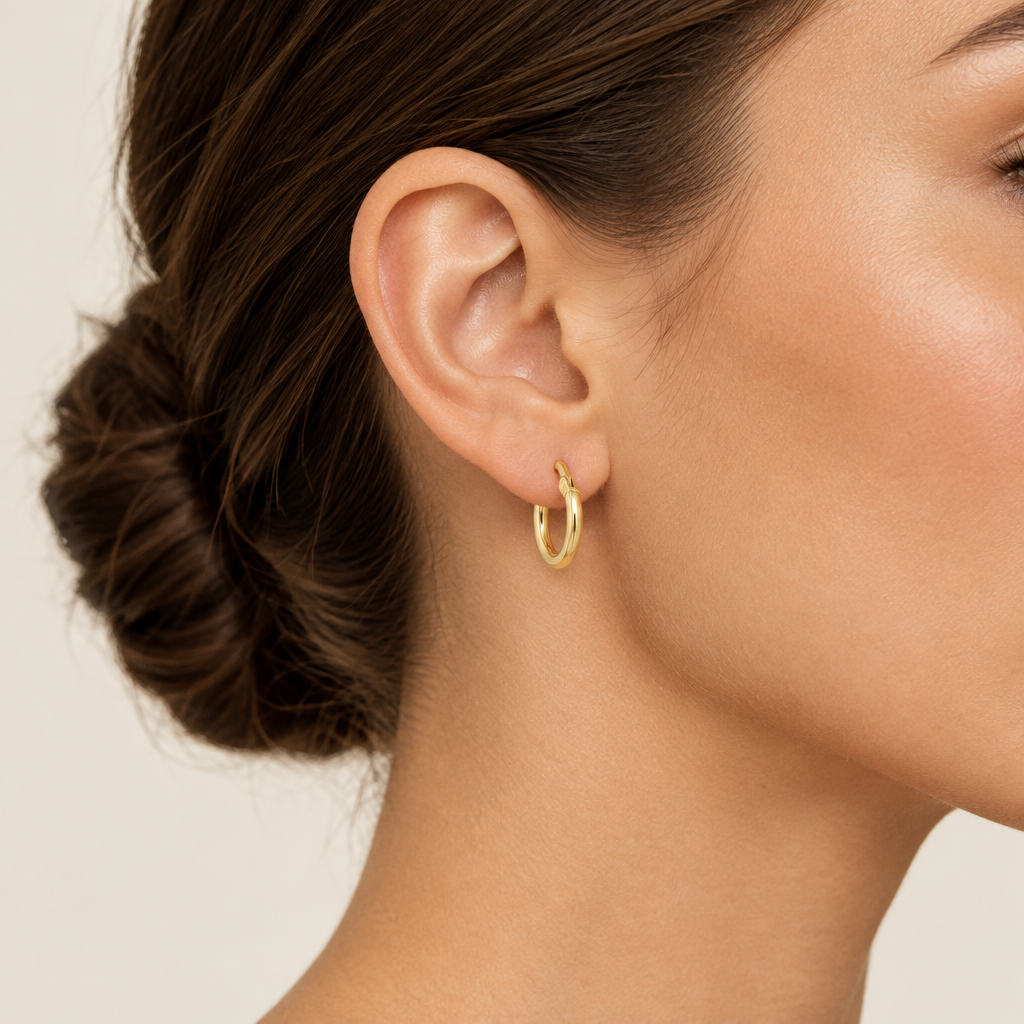 Orecchini a cerchio canna tonda 2mm oro giallo 18kt Ø 0,8cm indossato