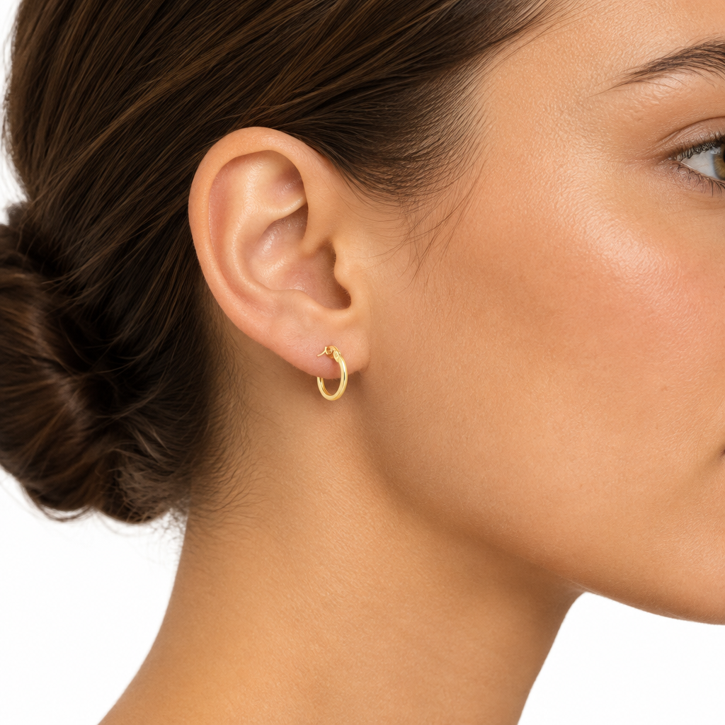 Orecchini a cerchio canna tonda 1,5mm oro giallo 18kt Ø 0,8cm indossato