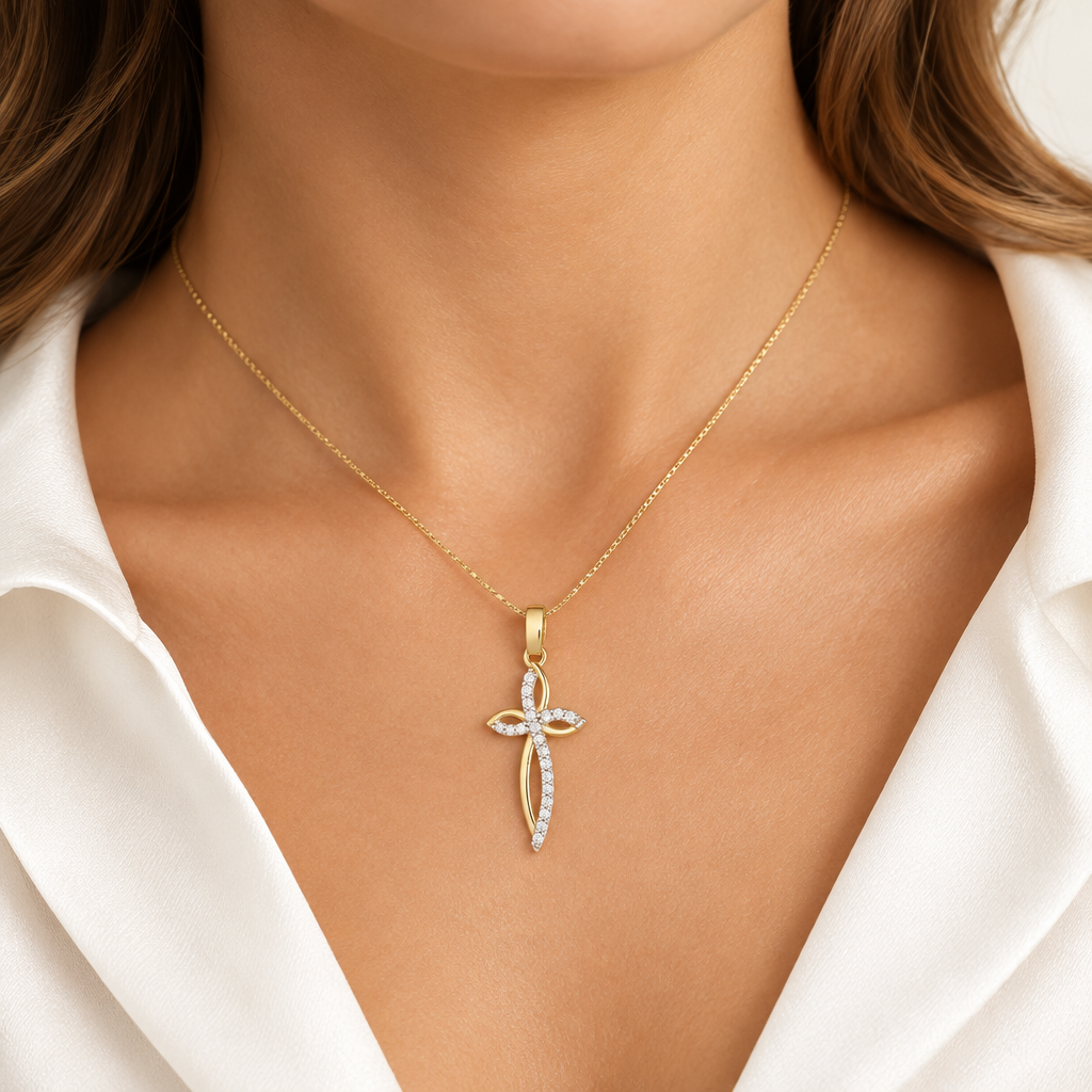 Croce microfusa con zirconi oro bianco e giallo 18kt 1,3x2,3cm indossato