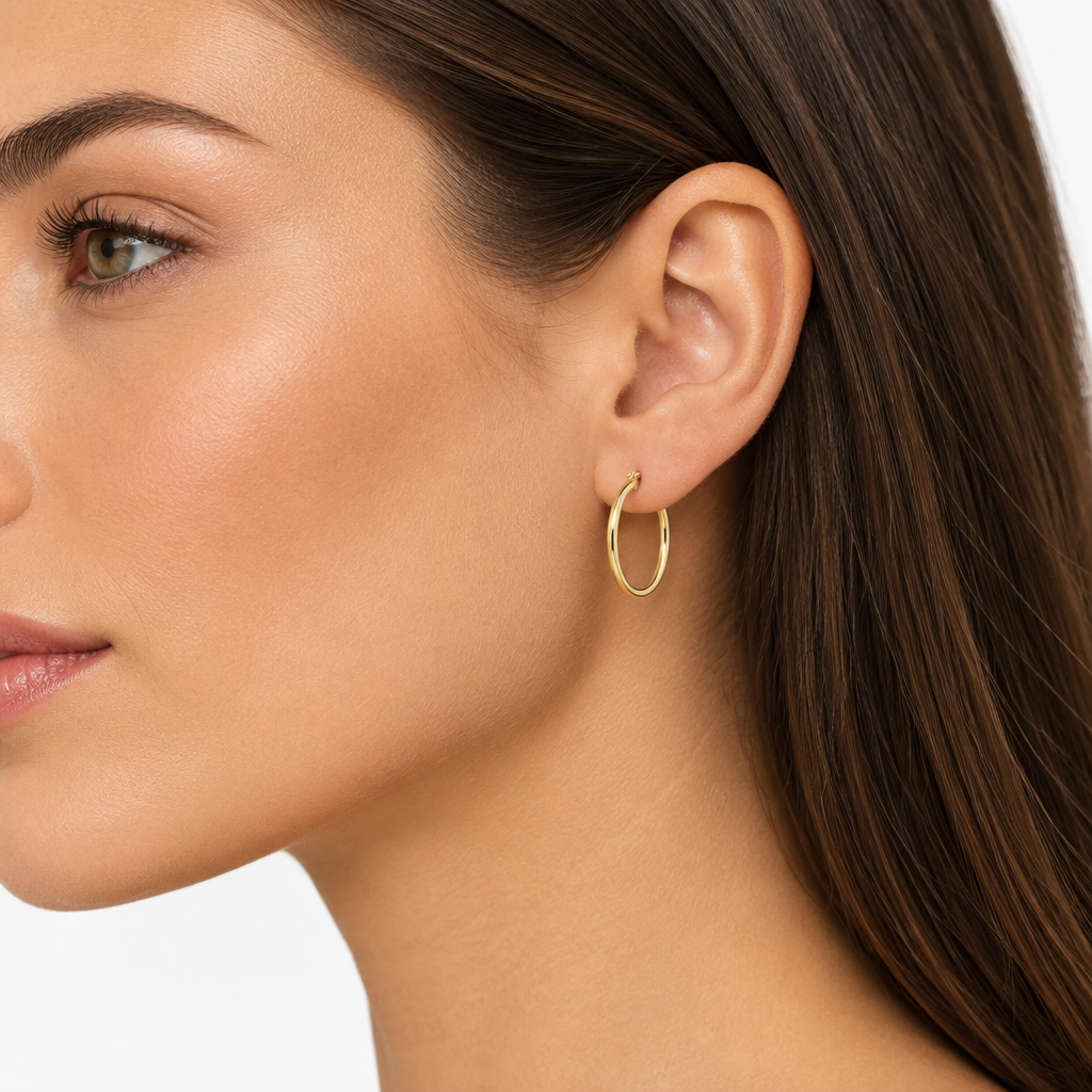 Orecchini a cerchio canna tonda 2mm oro giallo 18kt Ø 2cm indossato